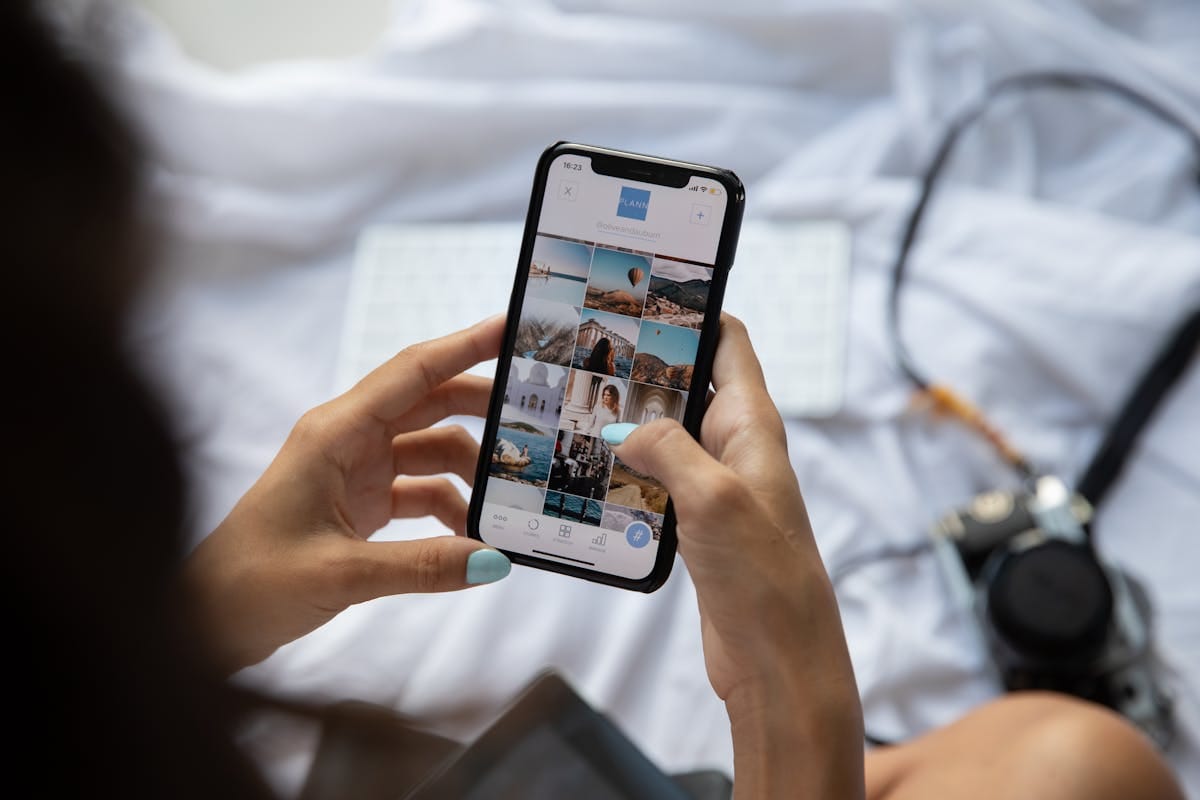 Smartphone con SIM card e caffè in un pub britannico con WiFi gratuito