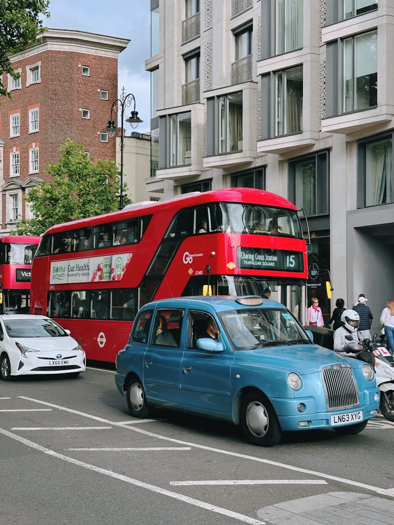 Iconico autobus rosso di Londra in contesto urbano