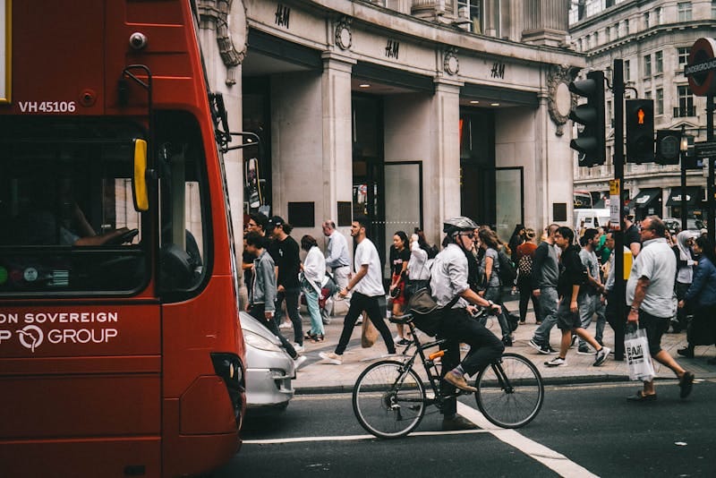 Strada animata di Londra con ciclista e autobus