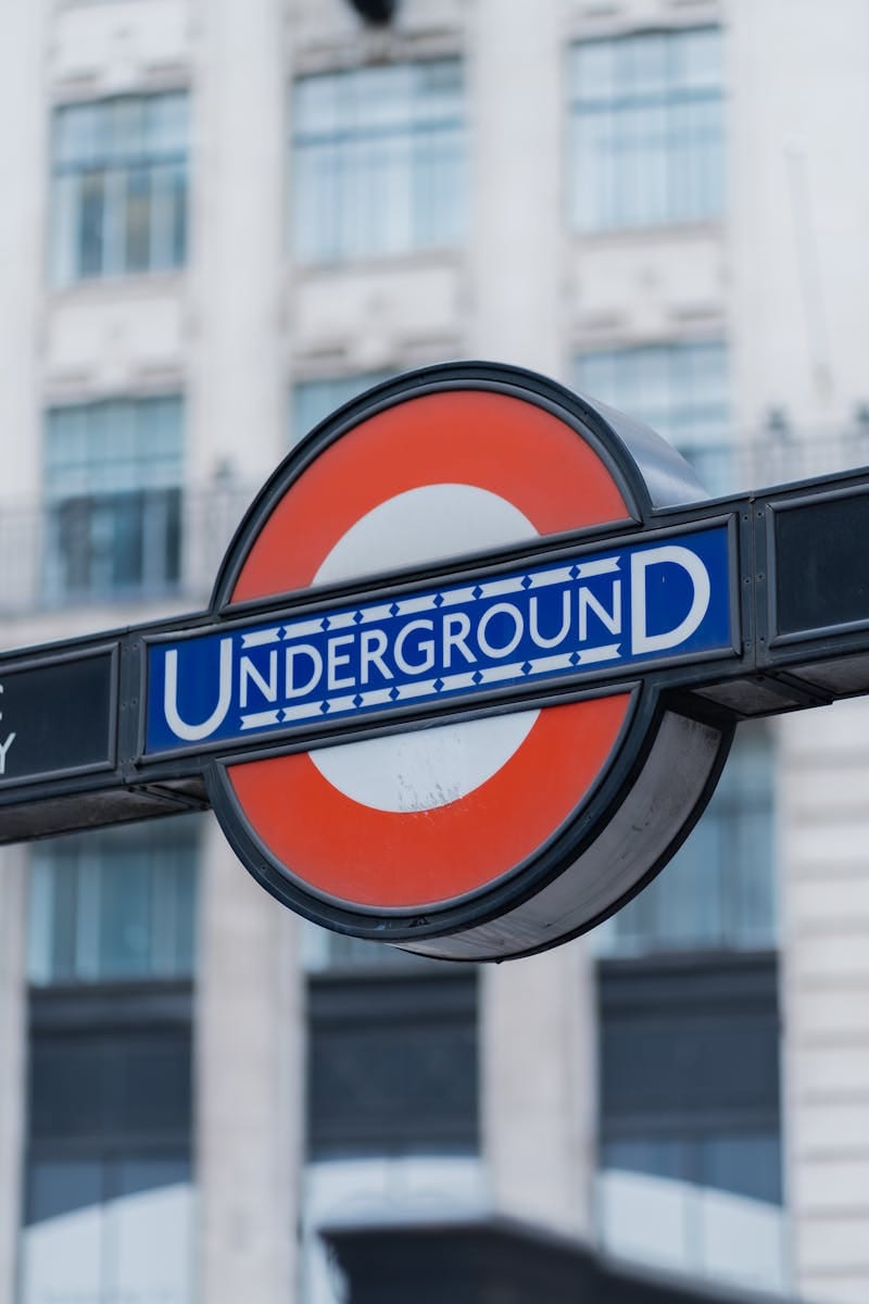Iconico cartello della metropolitana di Londra