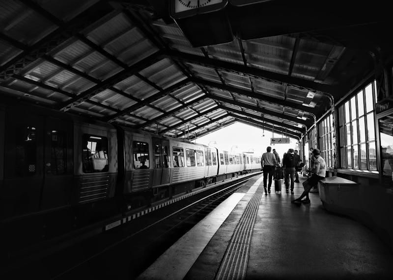 Viaggiatori sulla banchina della stazione ferroviaria di Londra