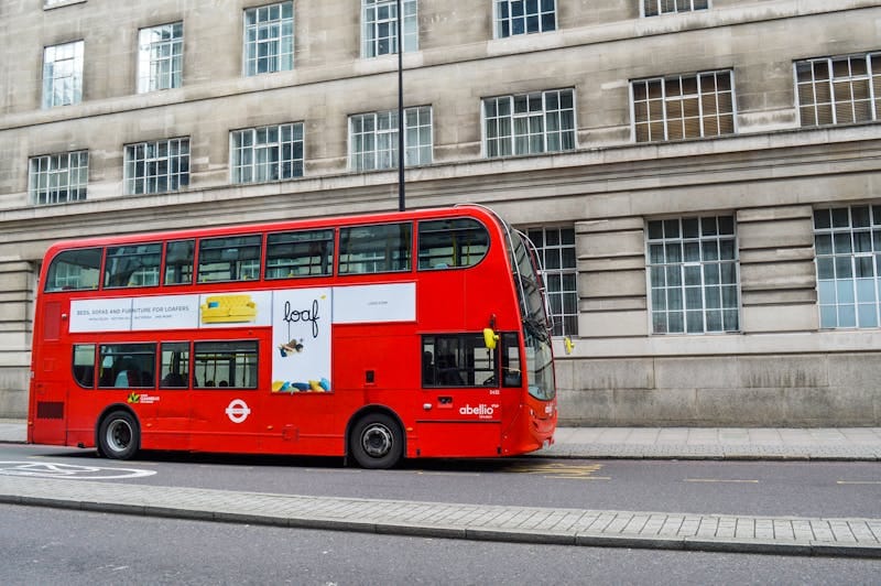 Autobus rosso a due piani nelle strade di Londra