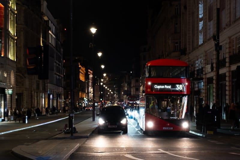 Scena notturna delle strade di Londra con autobus