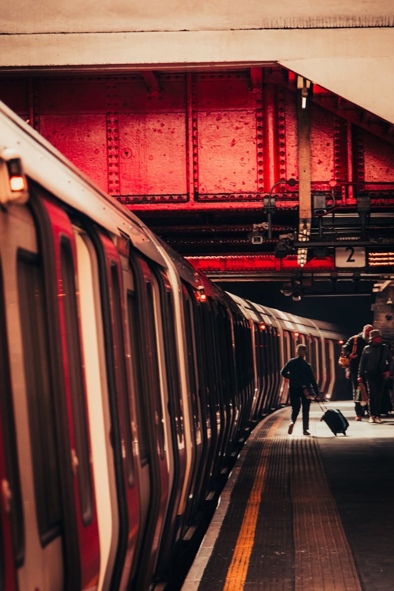 Stazione della metropolitana di Londra con pendolari
