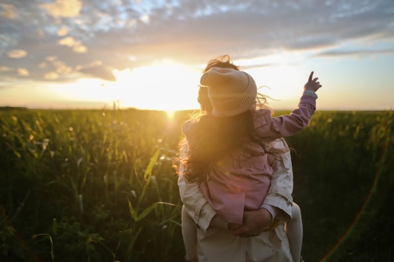 Famiglia con valigie pronta per il viaggio