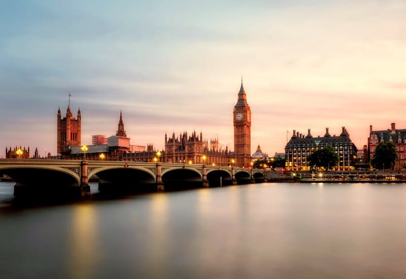 Skyline di Londra con il Tamigi e il Big Ben — UK ETA prezzo 2026