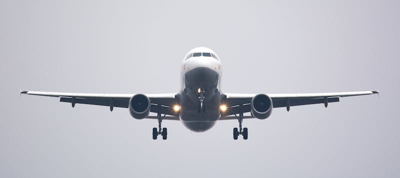 Aereo in decollo dalla pista