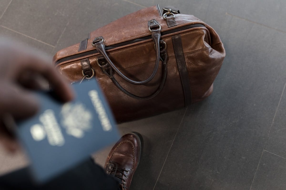 Famiglia italiana che pianifica un viaggio a Londra con i documenti