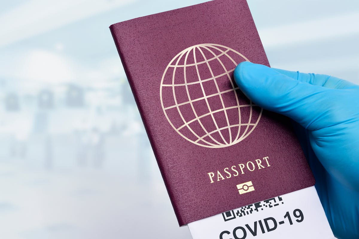 Cittadino europeo che mostra il passaporto al controllo di frontiera