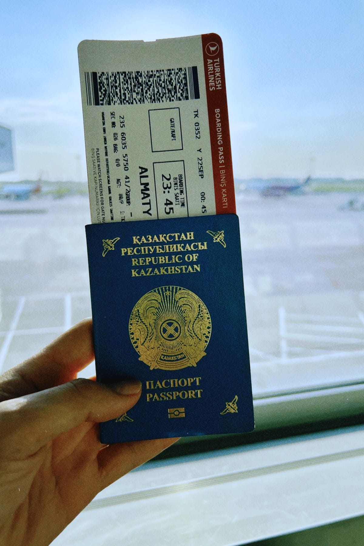 Banco del check-in in aeroporto con passeggeri in fila