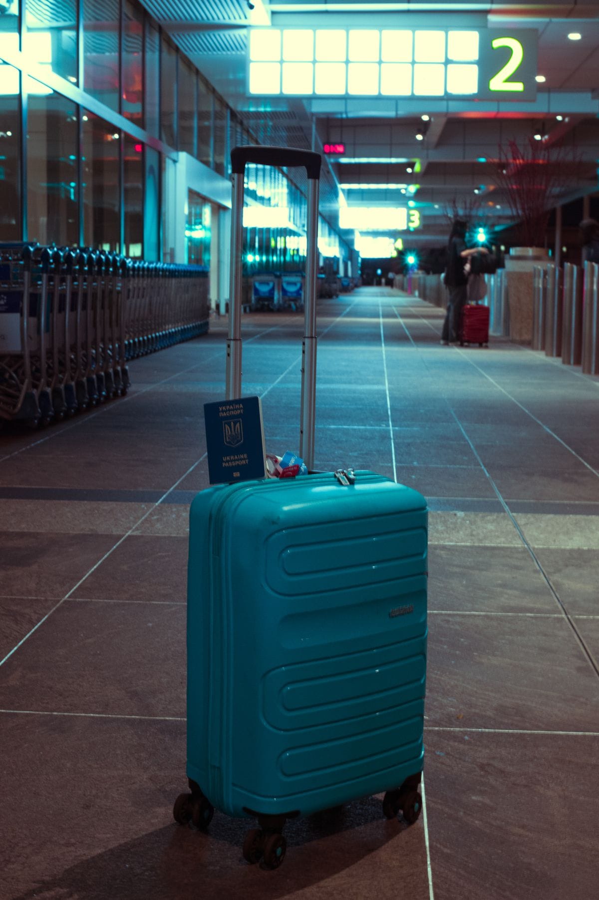 Viaggiatrice d'affari con trolley nella hall di un aeroporto