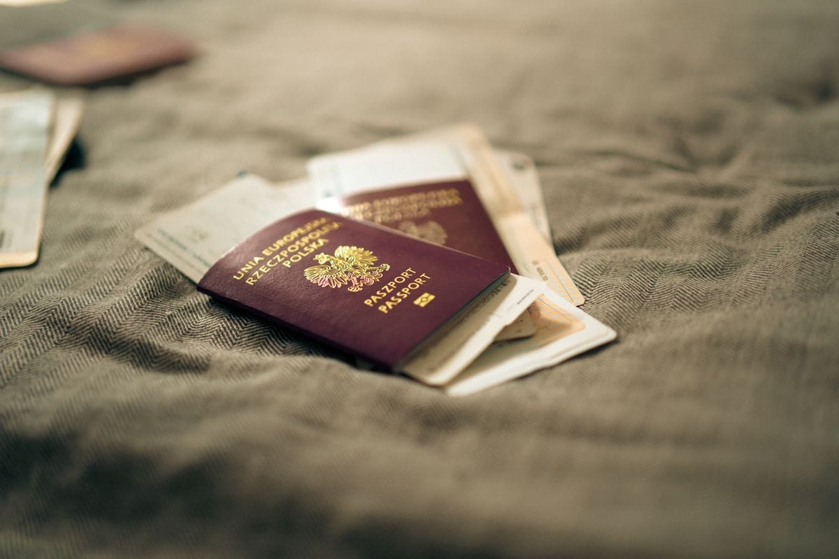 Smartphone con app di viaggio aperta accanto a un passaporto