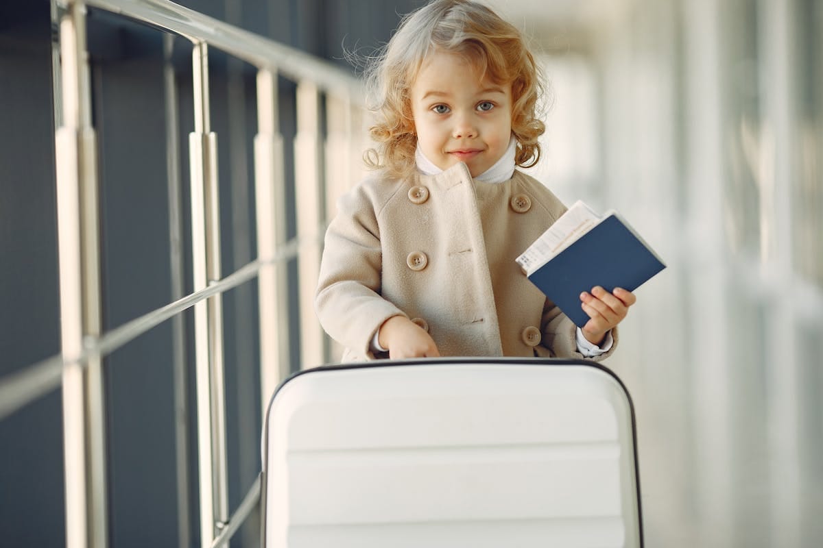 Due passaporti di nazionalità diverse appoggiati su un tavolo