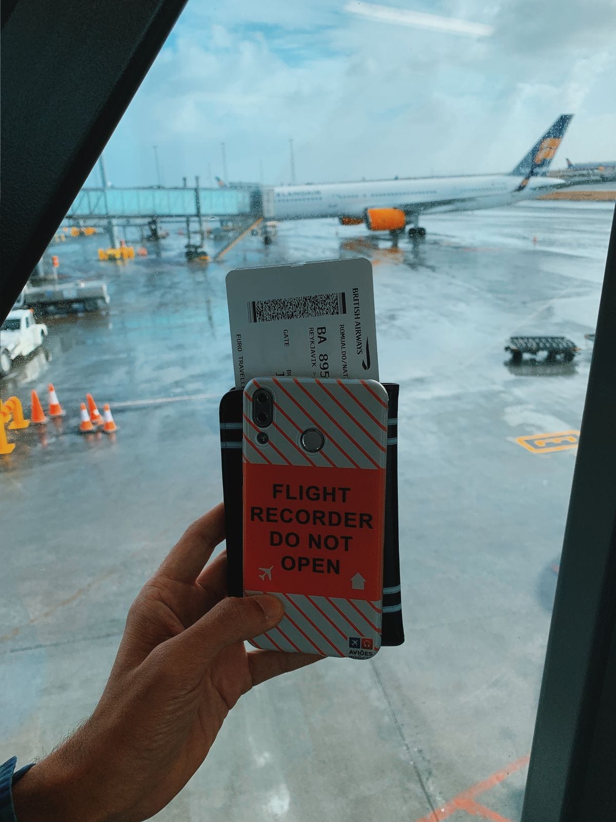 Viaggiatore controlla i requisiti di ingresso sul telefono