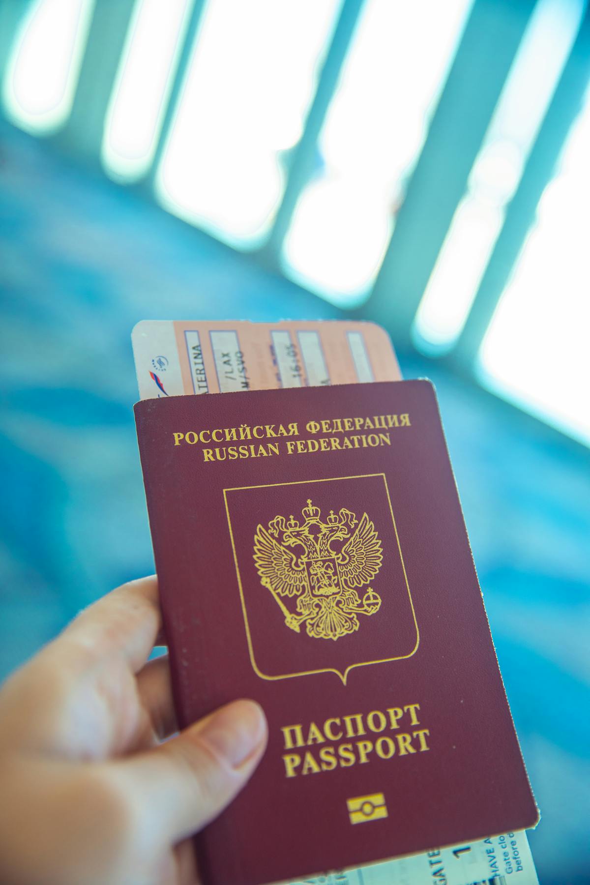 Calendario e timbri di viaggio su un passaporto