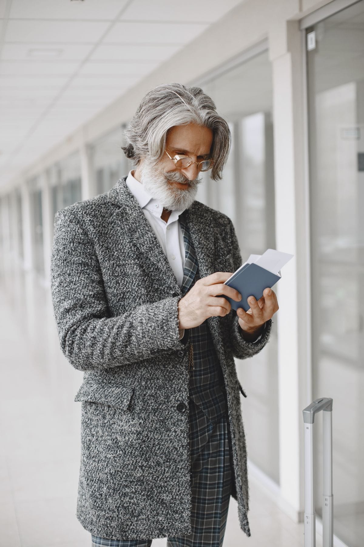 Persona che controlla le e-mail sul laptop in attesa di una conferma