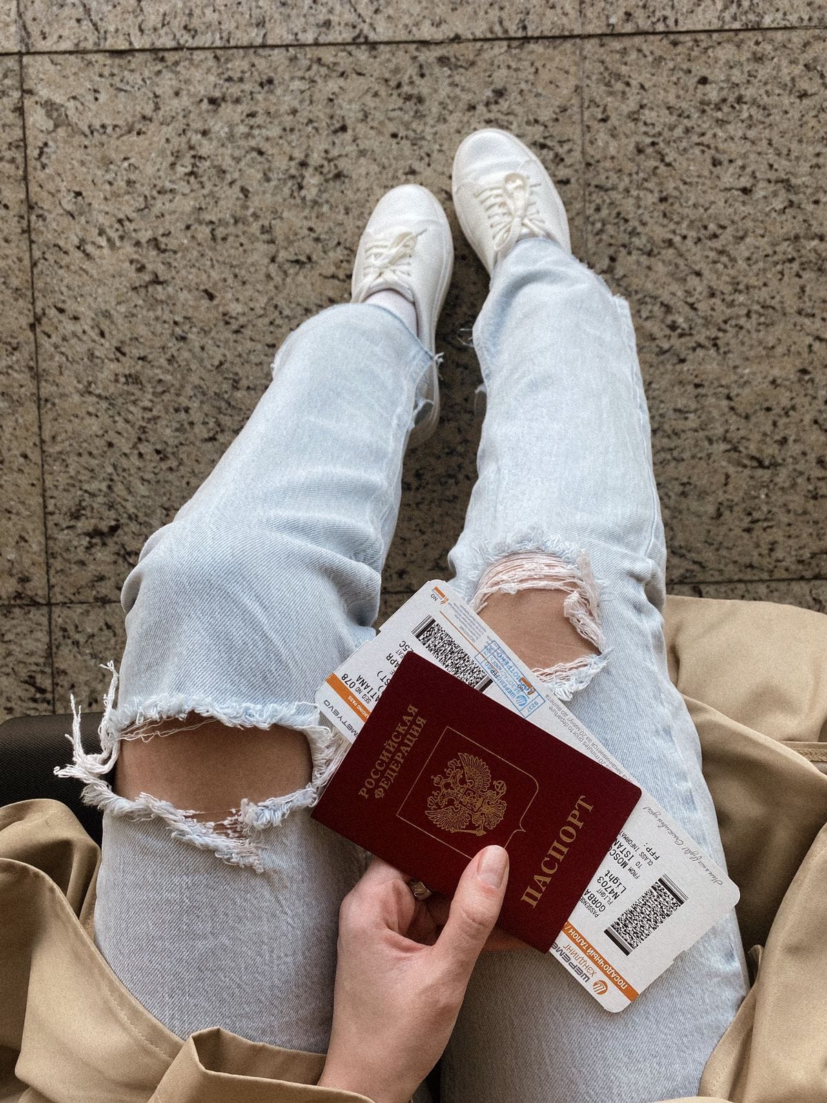 Studentessa con valigia davanti a un college di Londra