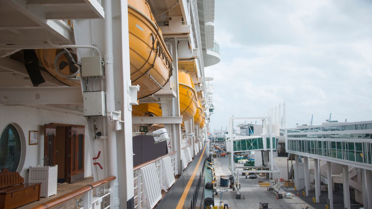 Nave da crociera in porto britannico con ETA UK per transito e scali