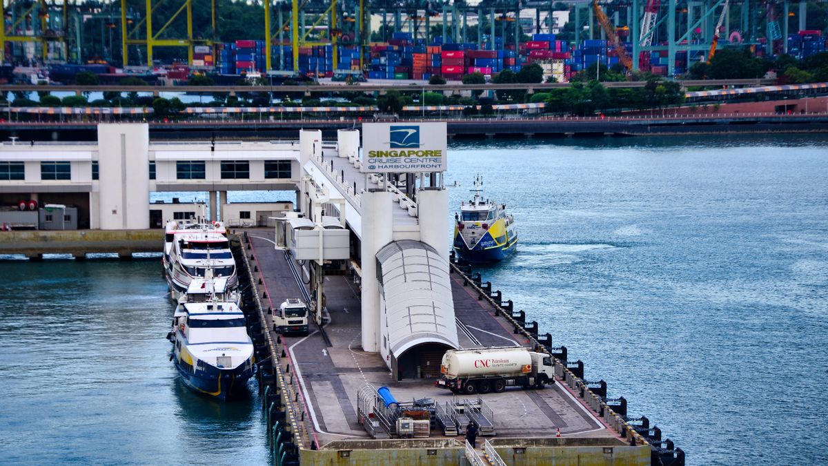Nave ormeggiata in un porto del Regno Unito
