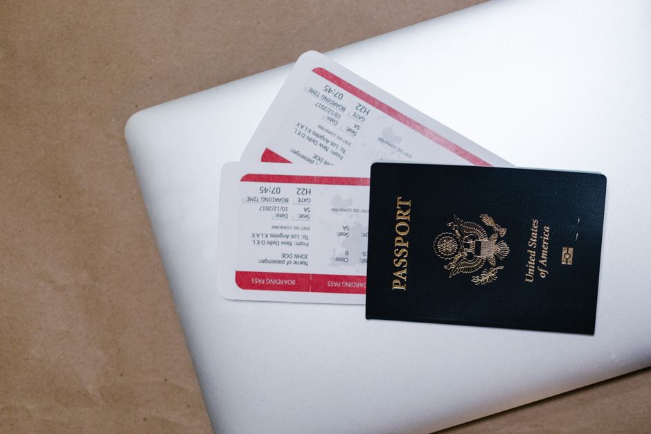 Passaporto e carte d'imbarco pronti prima della partenza per il Regno Unito