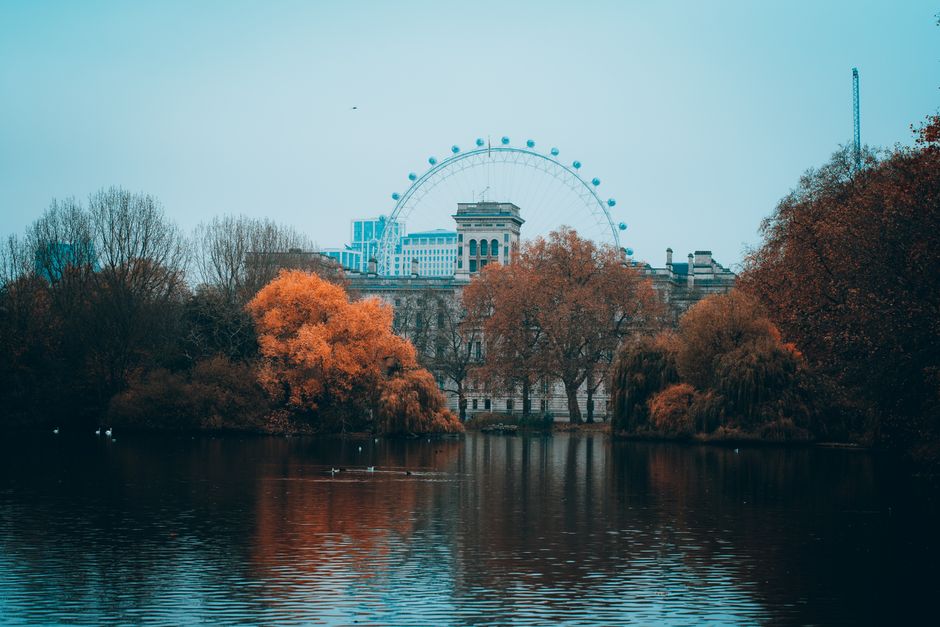 Hyde Park a Londra con le prime foglie autunnali e persone sedute sui prati a settembre