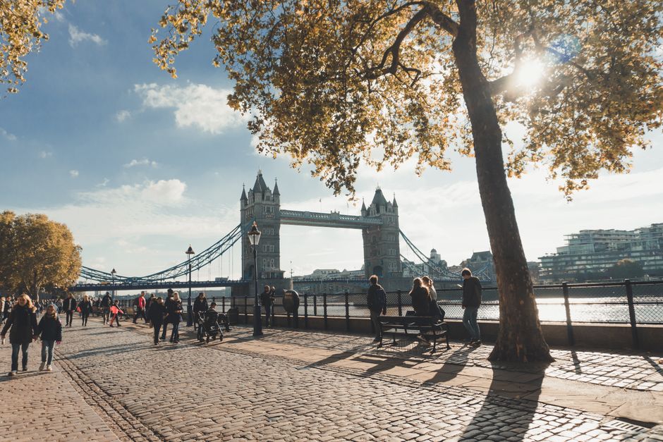 Turisti passeggiano davanti a un edificio storico aperto durante Open House London