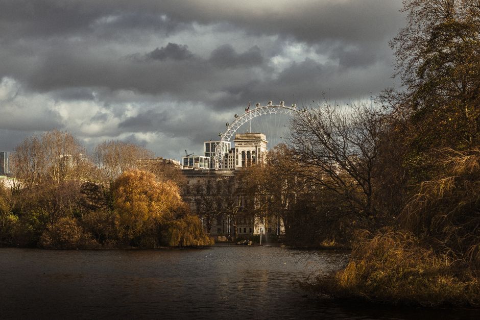Il Tamigi e il Tower Bridge di Londra sotto un cielo sereno di inizio autunno