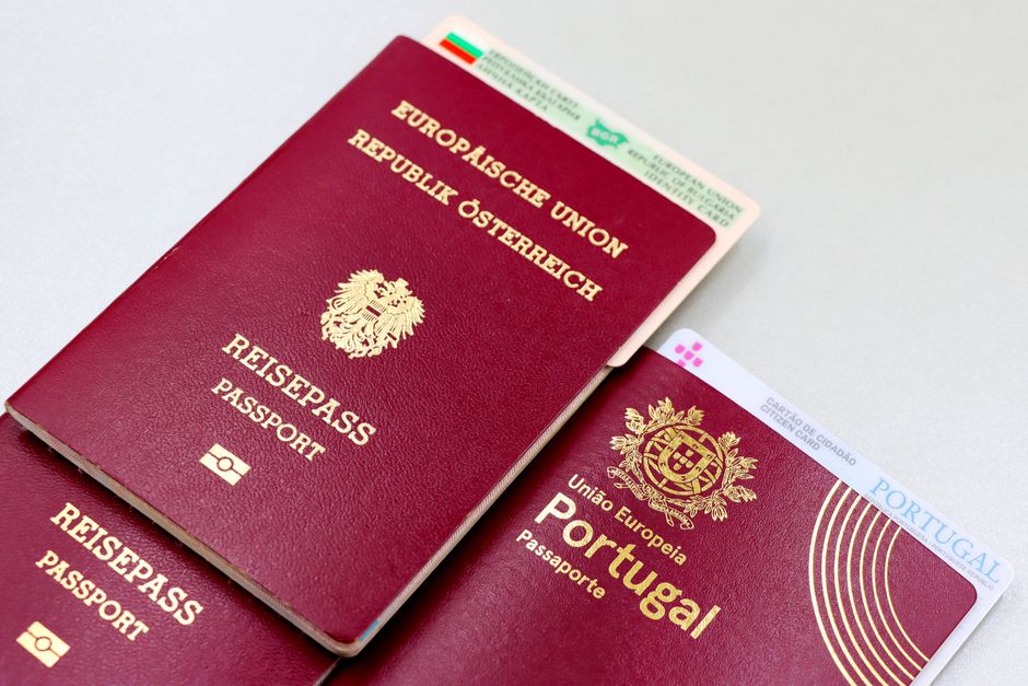Ufficiale di frontiera del Regno Unito controlla il passaporto di un viaggiatore