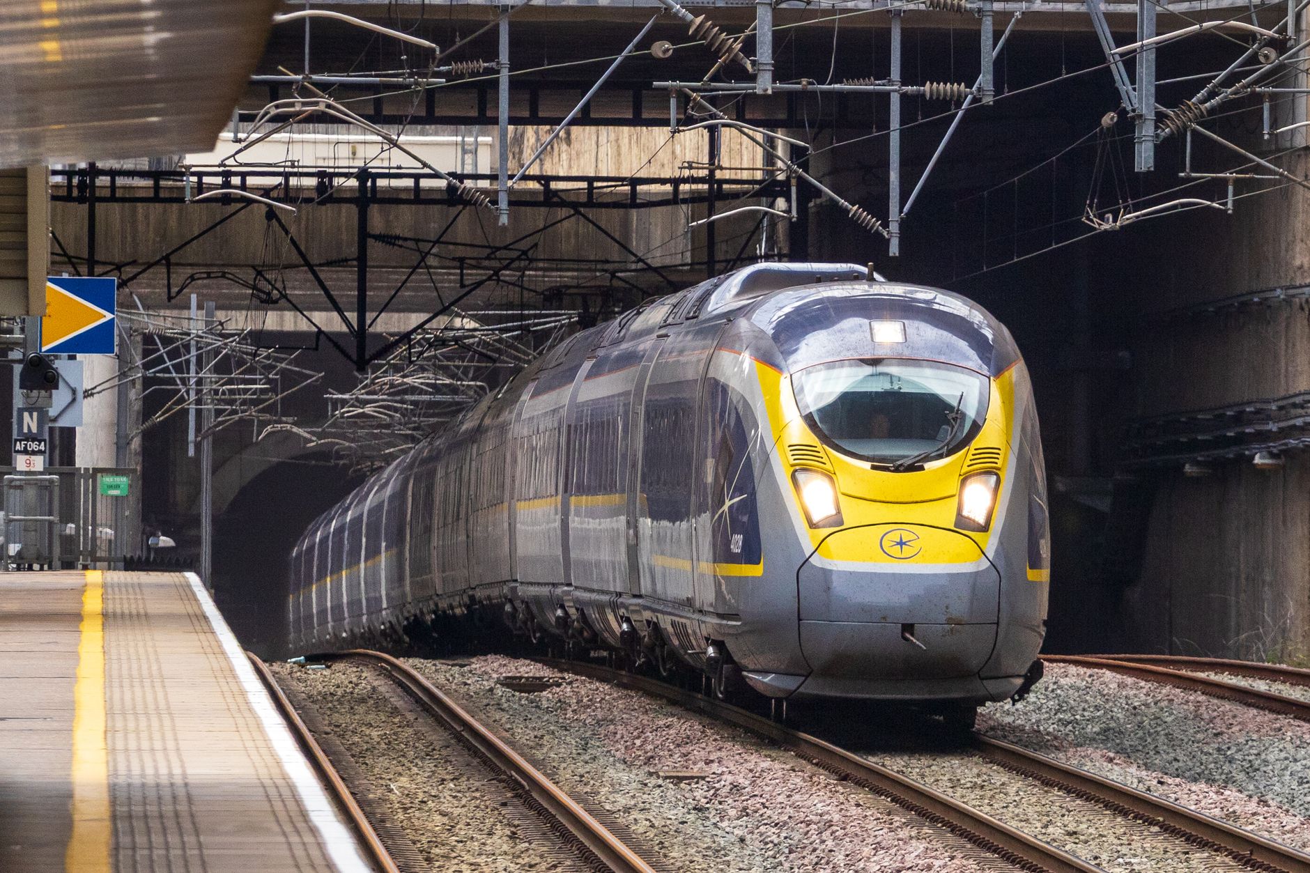 Treno Eurostar fermo al binario di una stazione internazionale