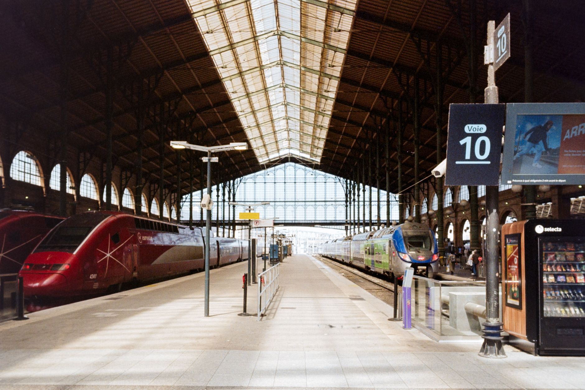 Interno della stazione Gare du Nord di Parigi con i tabelloni