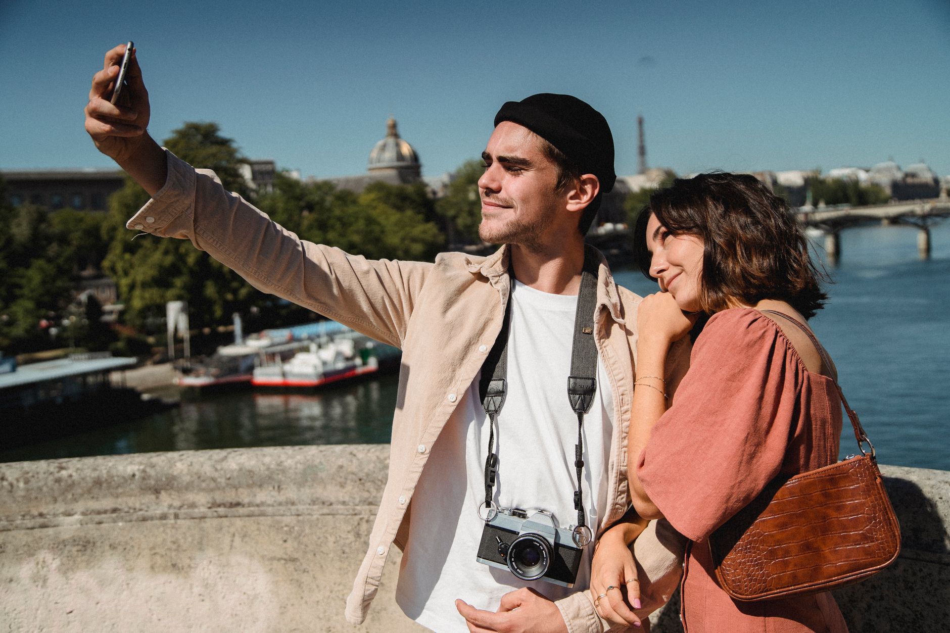 Coppia di turisti davanti alla Torre Eiffel a Parigi