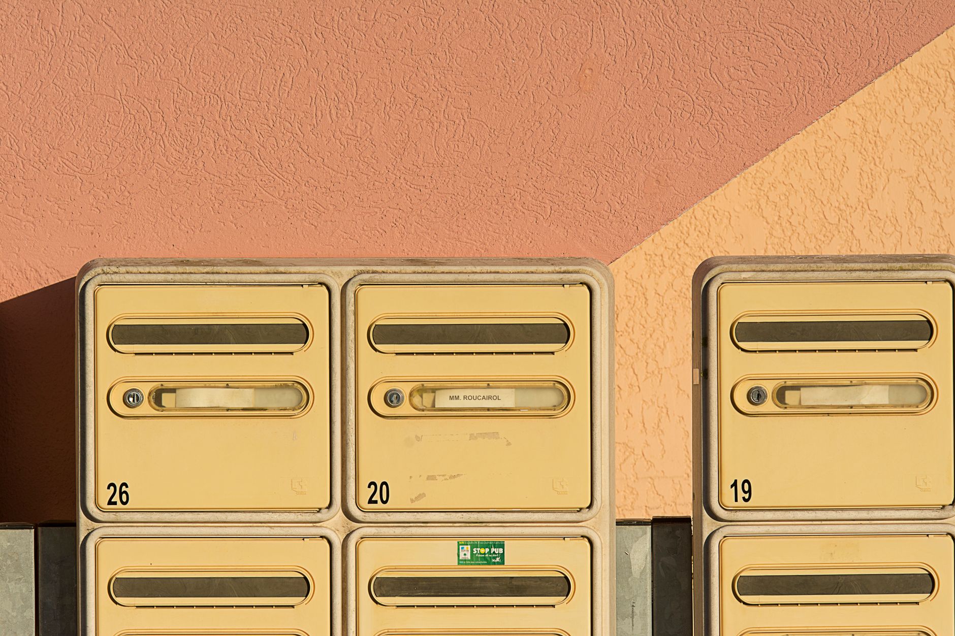 Cassetta delle lettere davanti a una casa italiana con numero civico visibile