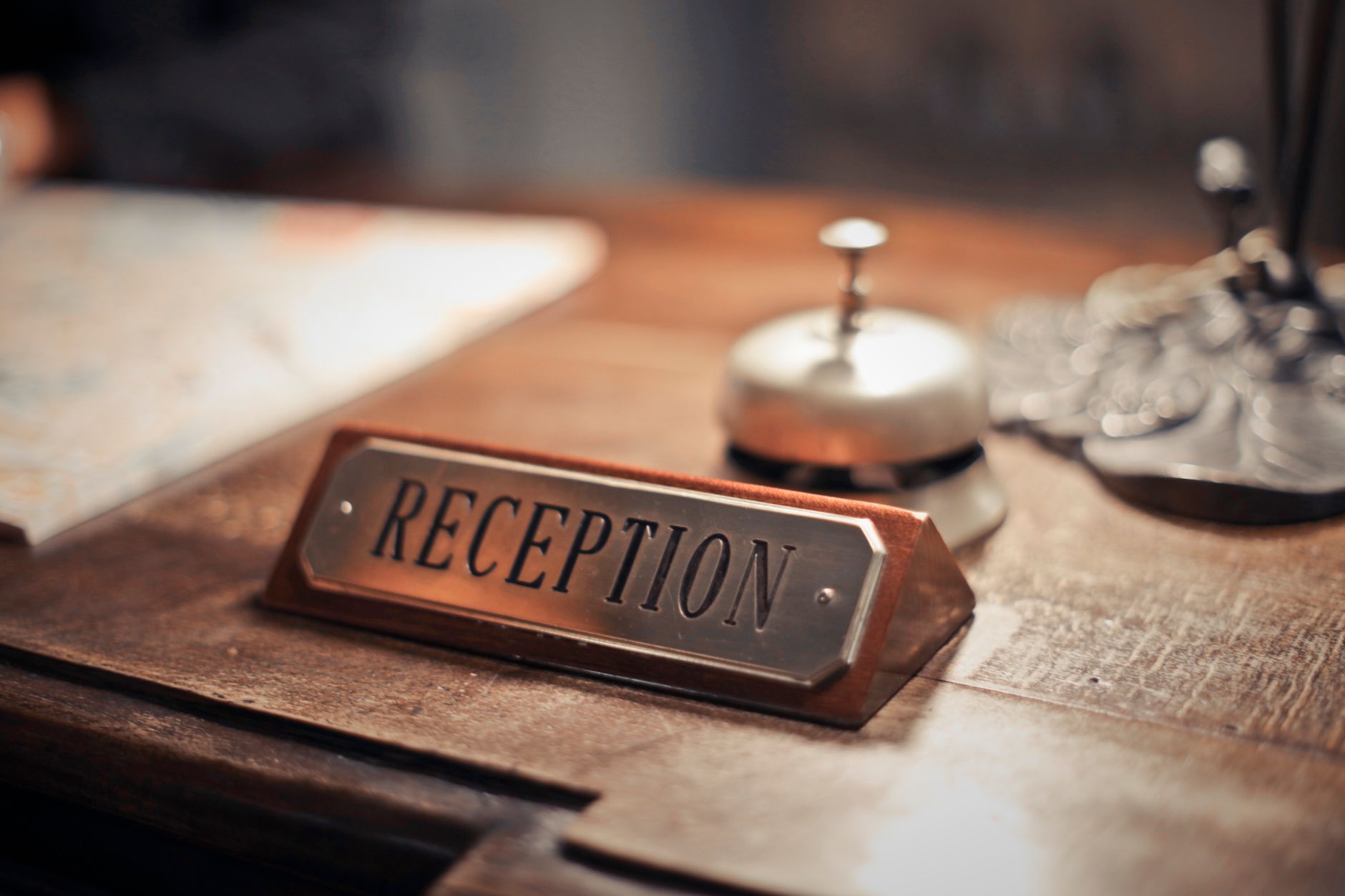 Reception di un hotel a Londra con receptionist e bancone