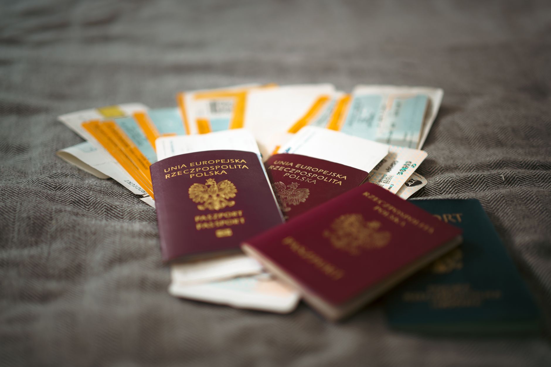 Passaporto e carta d'imbarco appoggiati sul bancone del check-in in aeroporto