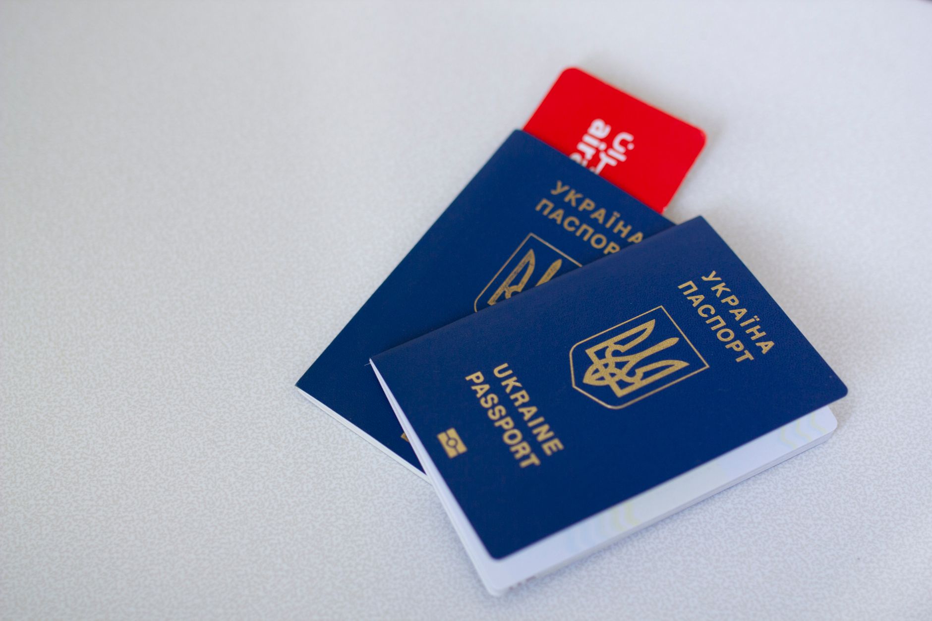 Passaporti di famiglia aperti sul tavolo pronti per la compilazione delle domande