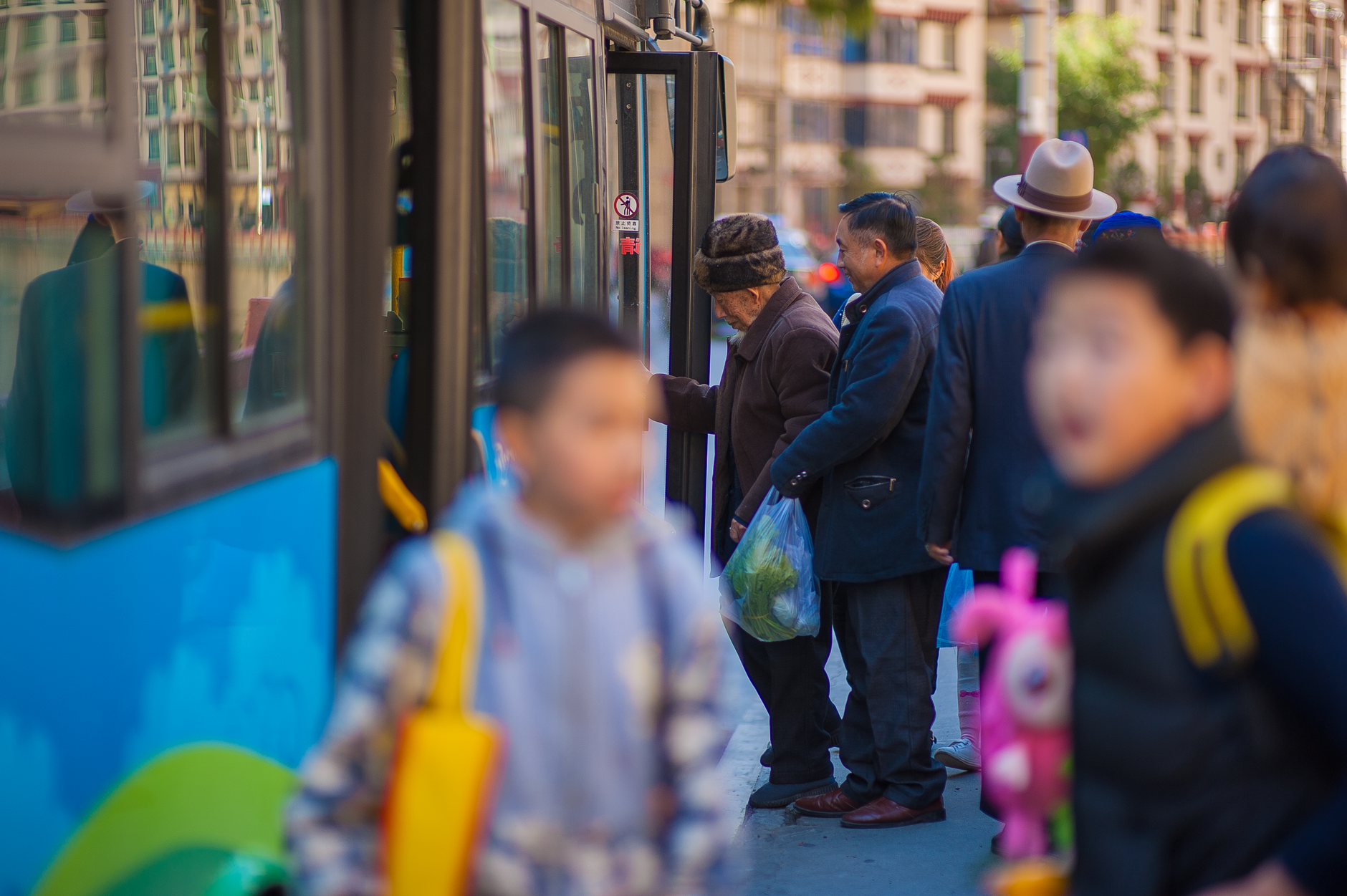 Genitori con due bambini davanti a un autobus rosso a Londra durante la vacanza