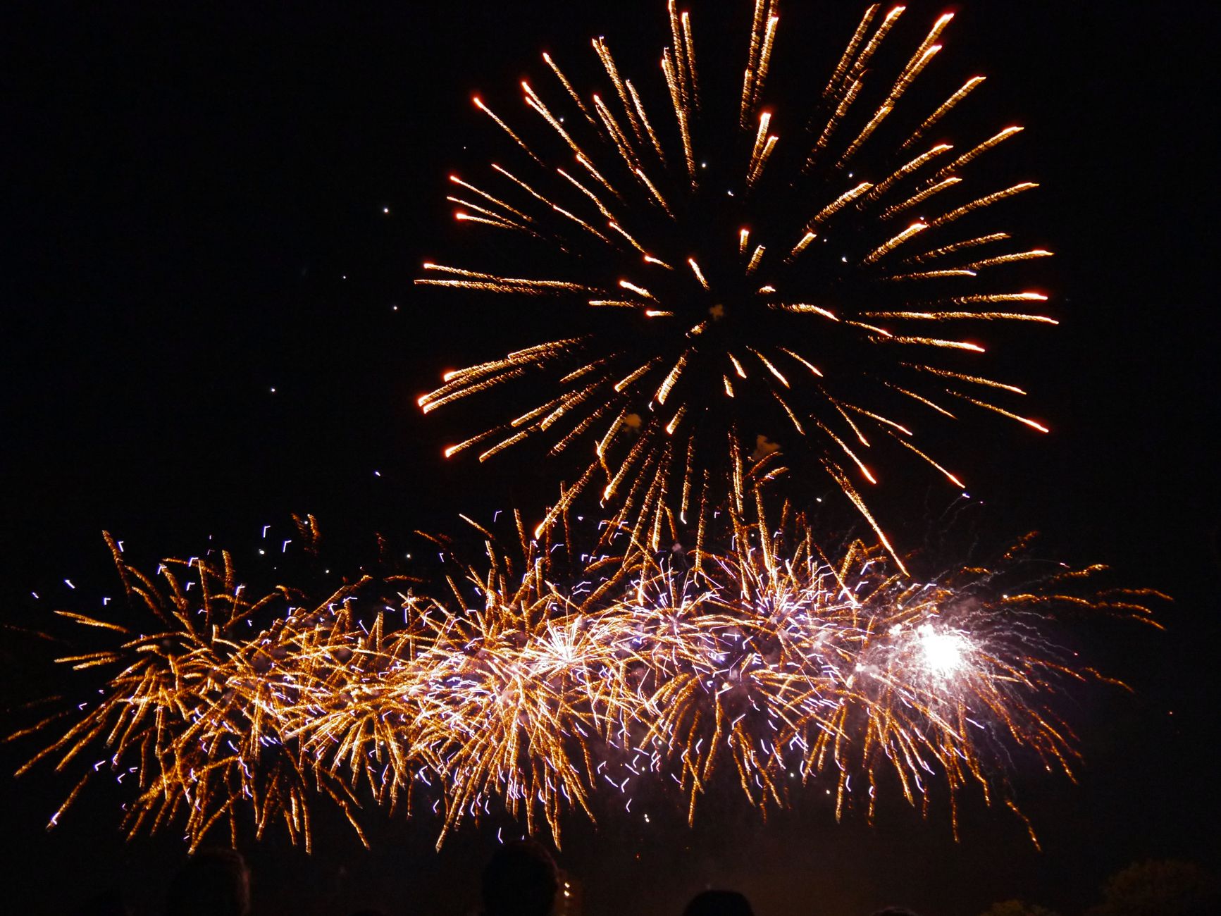 Fuochi d'artificio colorati sopra lo skyline di Londra durante la Bonfire Night