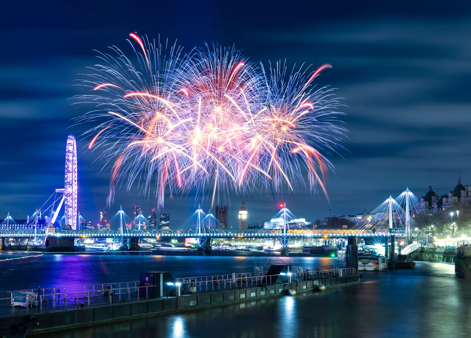 Un grande falò acceso di sera in un parco di Londra per la notte di Guy Fawkes