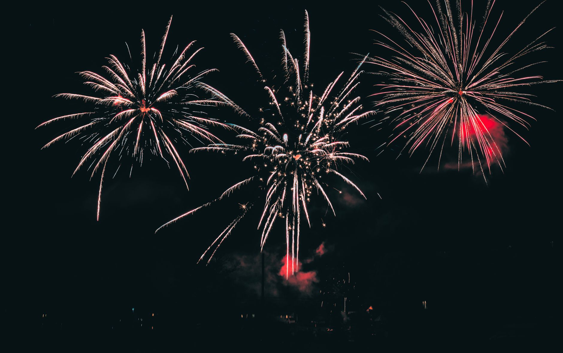 Famiglia con bambini che guarda i fuochi d'artificio in un parco di Londra a novembre