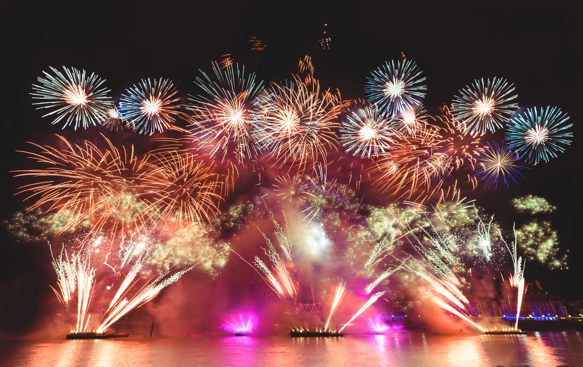 Bancarelle con cibo caldo e luci a un evento serale di Bonfire Night a Londra