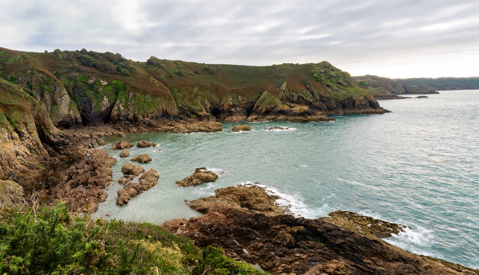 Costa e scogliere di Jersey nelle isole del Canale, meta di chi viaggia con l'ETA britannica
