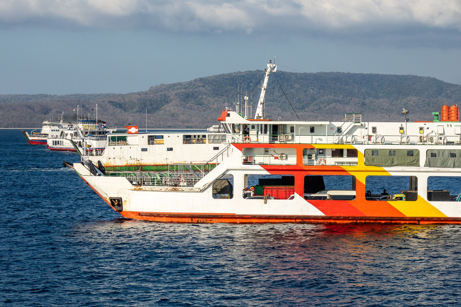 Traghetto in navigazione verso le isole del Canale con passeggeri a bordo