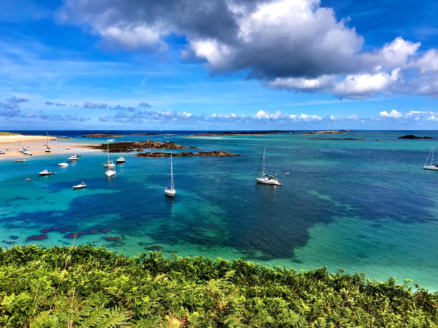 Il porto di Saint Peter Port a Guernsey, tappa di un viaggio tra le dipendenze della Corona