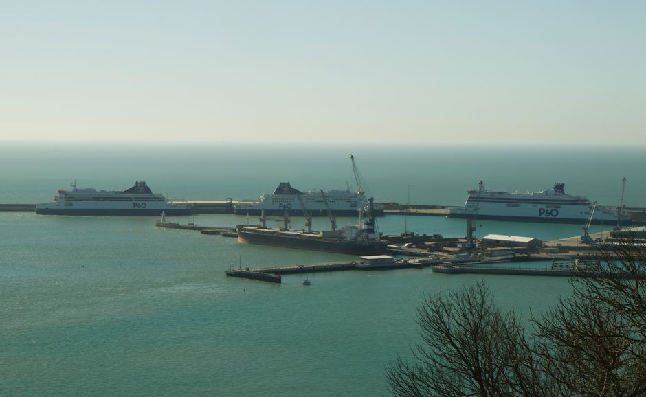 Treno-navetta Le Shuttle che carica le automobili nel terminal di Calais