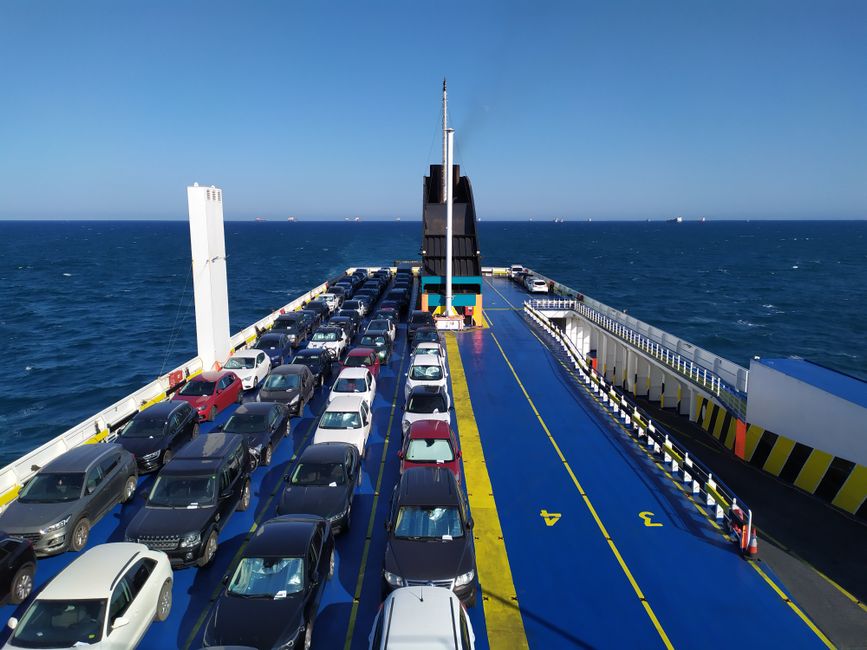 Traghetto per auto e passeggeri che salpa da un porto verso la costa inglese