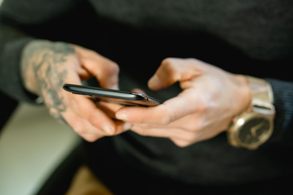 Schermo di smartphone con email di conferma e orologio che rappresentano i tempi di risposta dell'ETA UK