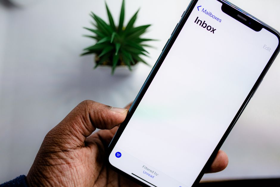 Schermo con la casella email che mostra l'esito dello stato della domanda ETA