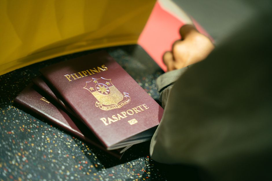 Viaggiatore ai varchi automatici dopo l'approvazione dell'ETA