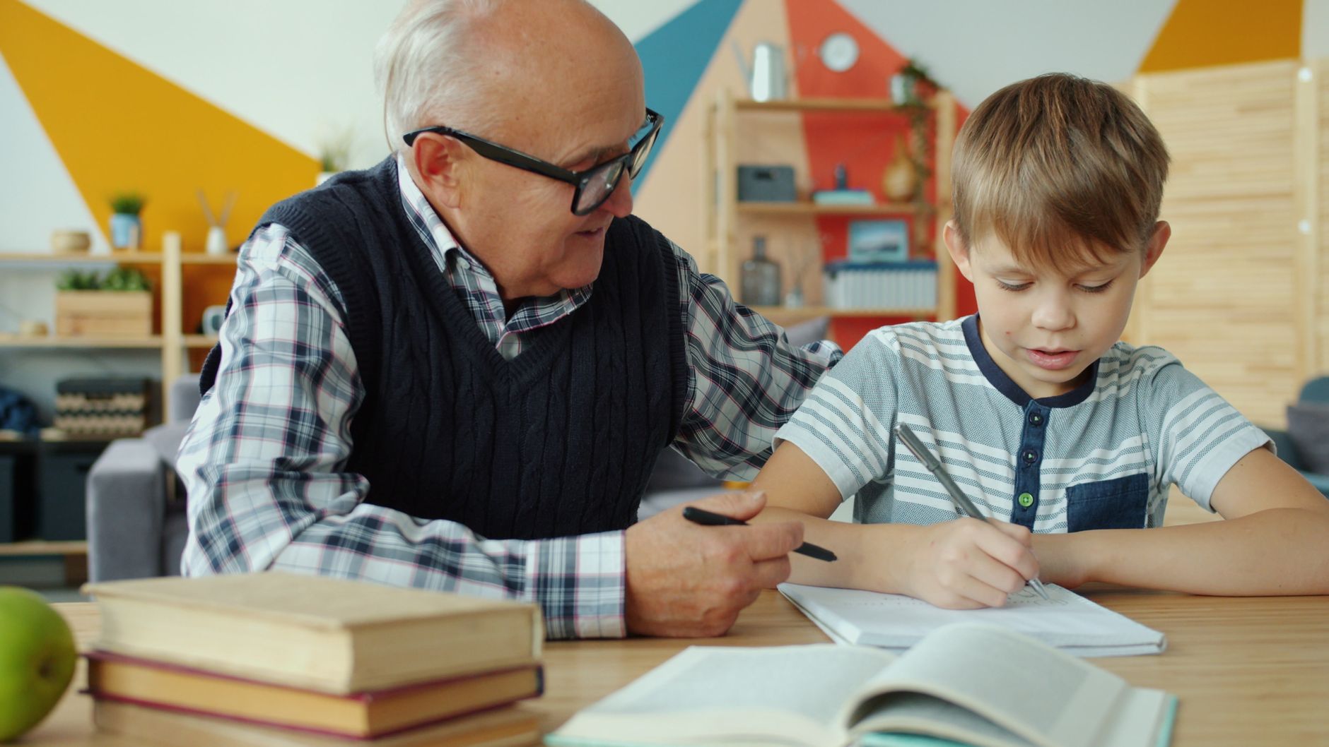 Nipote che aiuta il nonno a richiedere l'ETA UK per un'altra persona dal computer