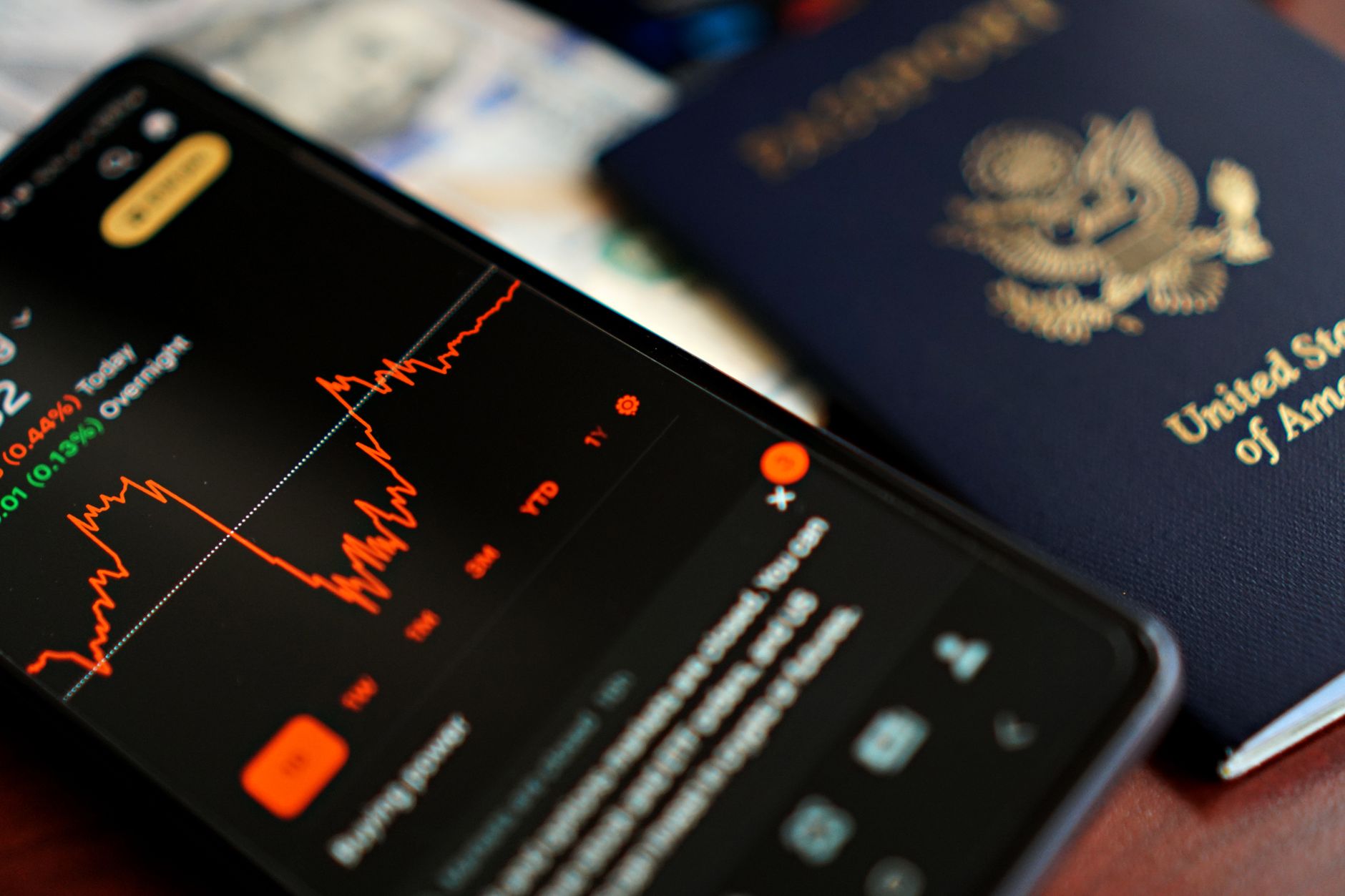 Passaporto e foto del viso pronti per richiedere l'ETA UK dal telefono